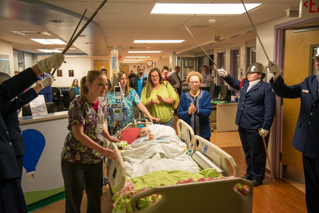 Amigos levam baile de formatura para adolescente com cncer terminal em seu quarto de hospital 12