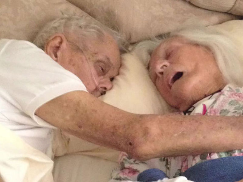 Depois de 75 anos casados, este casal morreu abraado com horas de diferena 01