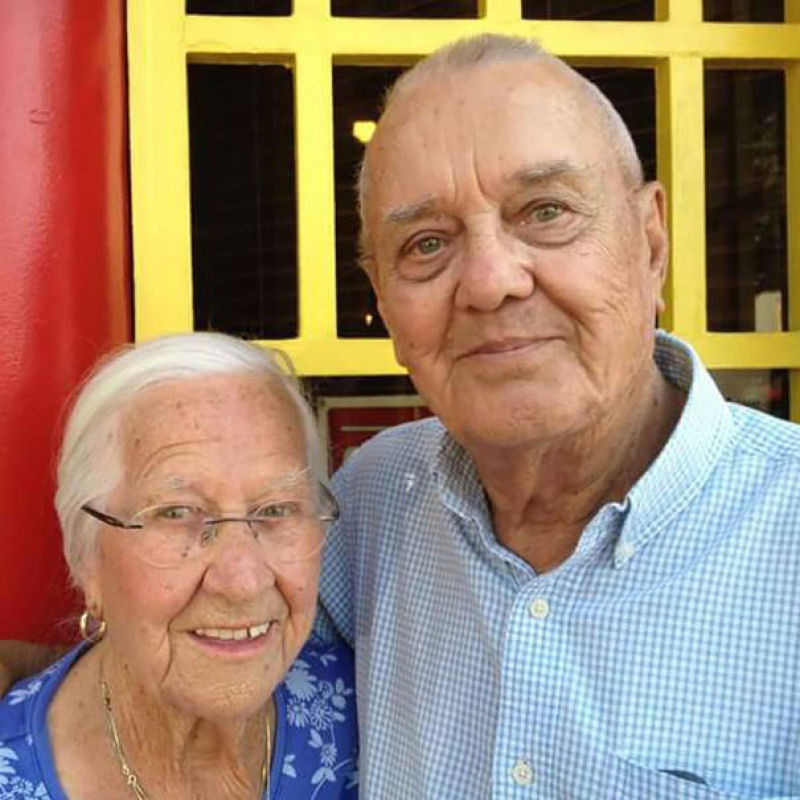 Depois de 75 anos casados, este casal morreu abraado com horas de diferena 02