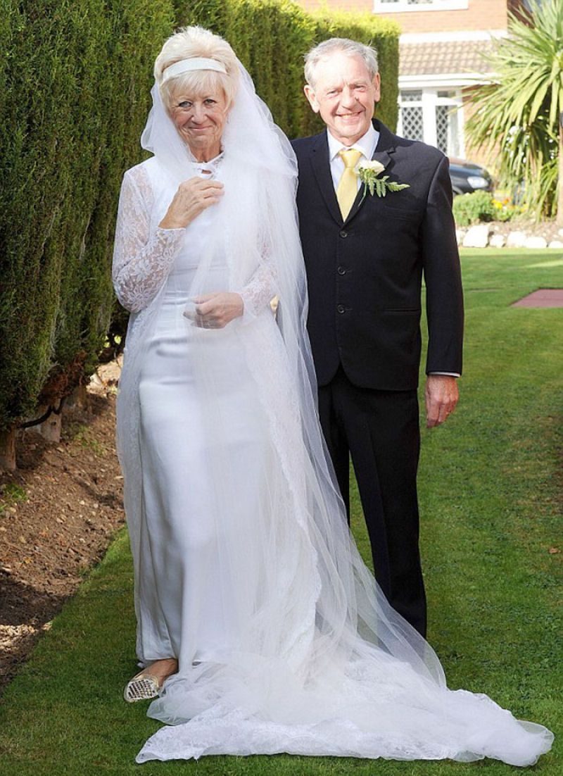 Casal comemora 50 anos usando as mesmas roupas do casamento de 1966 03