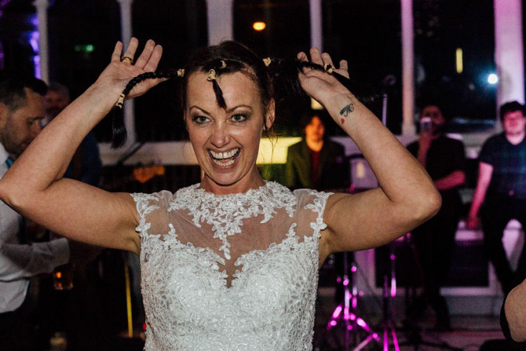 Noiva raspa a cabeça em seu casamento para apoiar seu noivo doente terminal 05