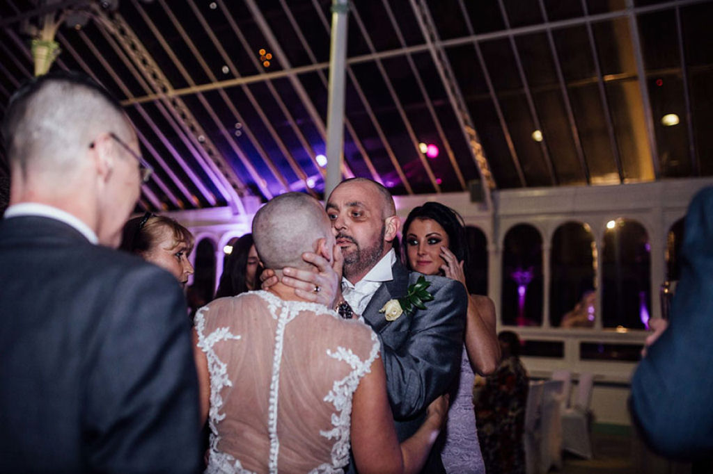 Noiva raspa a cabeça em seu casamento para apoiar seu noivo doente terminal 09
