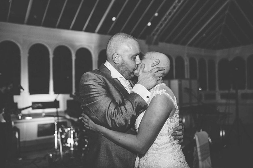 Noiva raspa a cabeça em seu casamento para apoiar seu noivo doente terminal 11