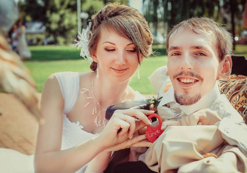 Bela mulher viaja 3 mil quilômetros para se casar com jovem deficiente, semanas depois de conhecê-lo on-line
