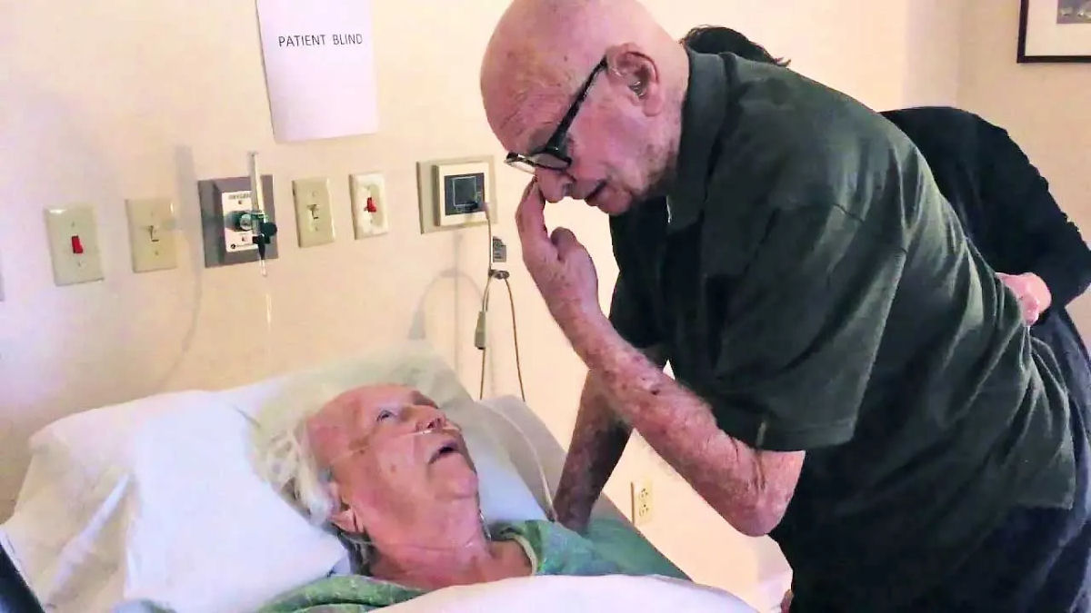 Lindo vdeo mostra um senhor de 92 anos cantando para sua esposa moribunda