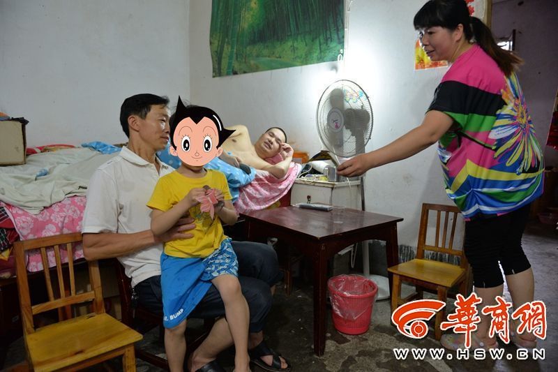 Chinesa divorcia de marido paralítico, se casa com seu melhor amigo para que possam cuidar dele juntos