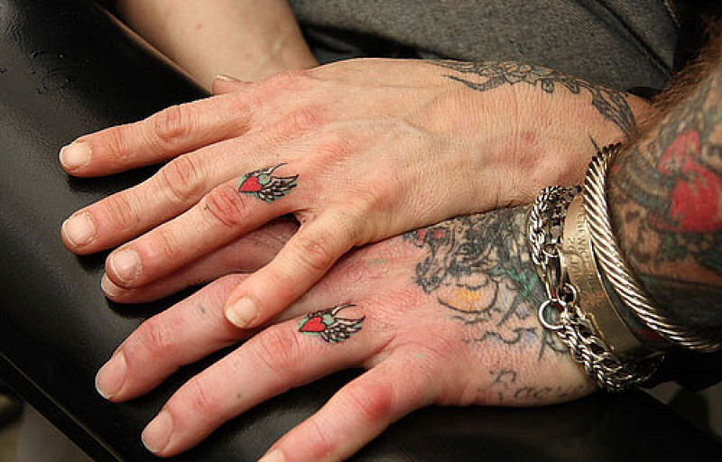 As melhores tatuagens de aliana de casamento 16