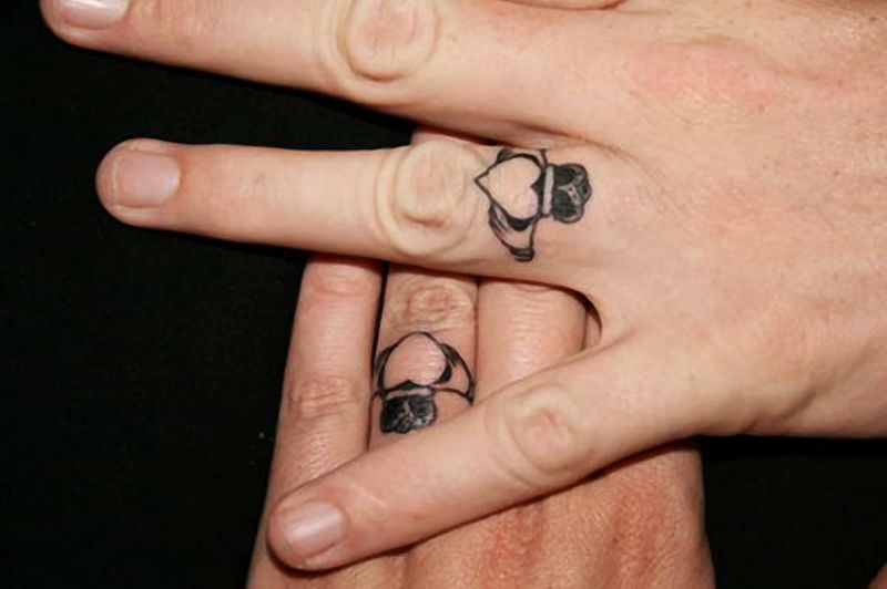 As melhores tatuagens de aliana de casamento 17
