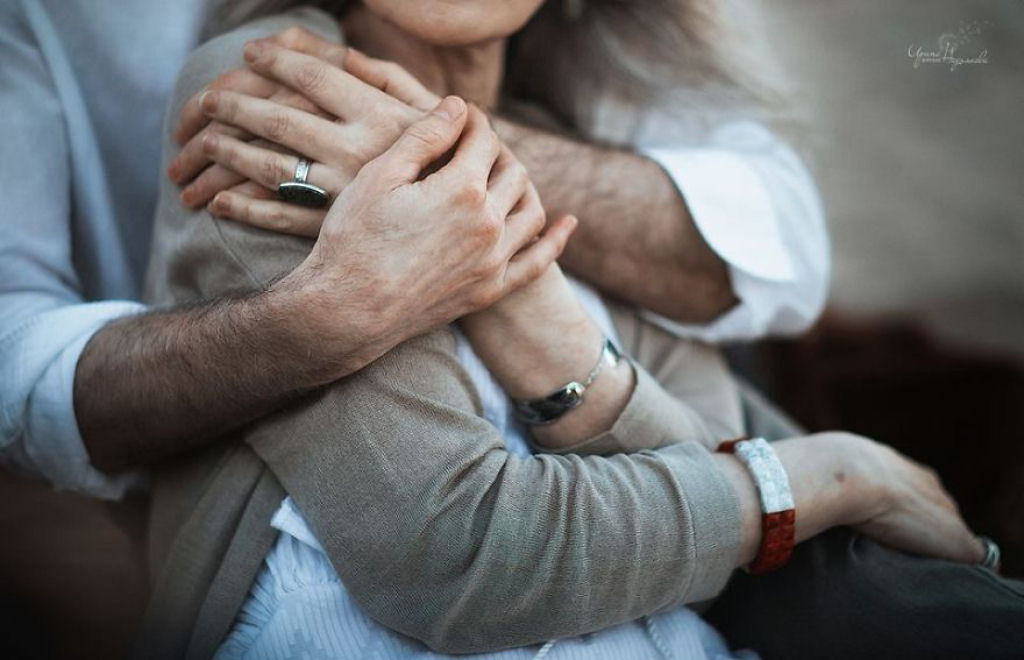 Fotgrafa russa registra casal na melhor idade para mostrar que o amor pode sim transcender o tempo 03