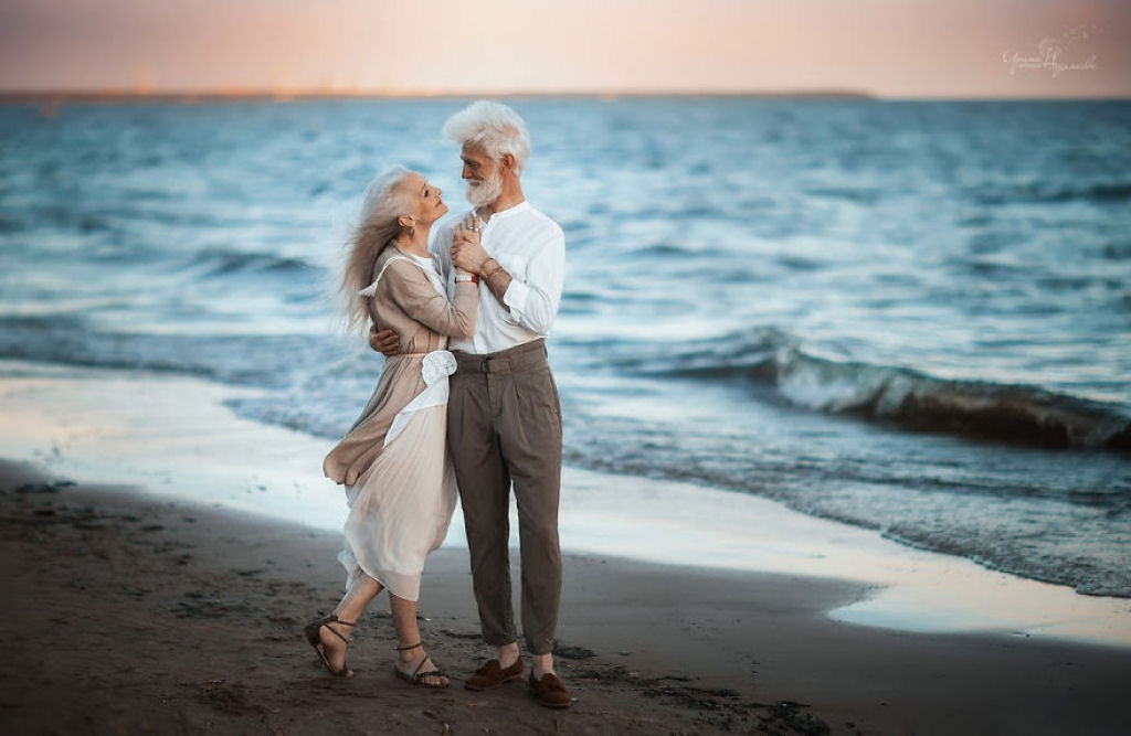 Fotgrafa russa registra casal na melhor idade para mostrar que o amor pode sim transcender o tempo 04