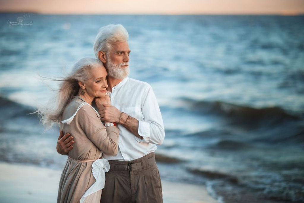 Fotgrafa russa registra casal na melhor idade para mostrar que o amor pode sim transcender o tempo 05