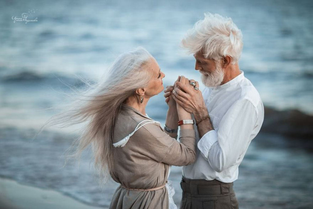 Fotgrafa russa registra casal na melhor idade para mostrar que o amor pode sim transcender o tempo 06