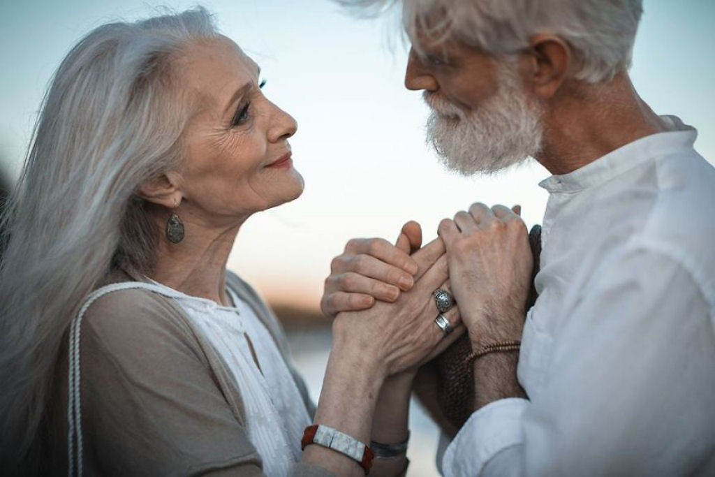 Fotgrafa russa registra casal na melhor idade para mostrar que o amor pode sim transcender o tempo 08