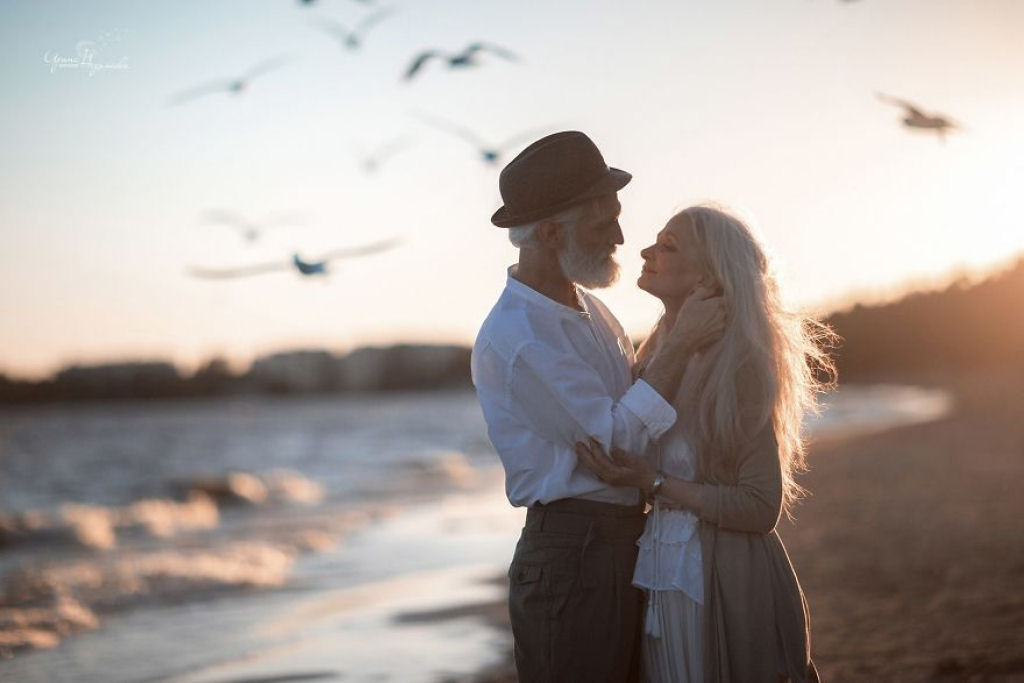 Fotgrafa russa registra casal na melhor idade para mostrar que o amor pode sim transcender o tempo 11