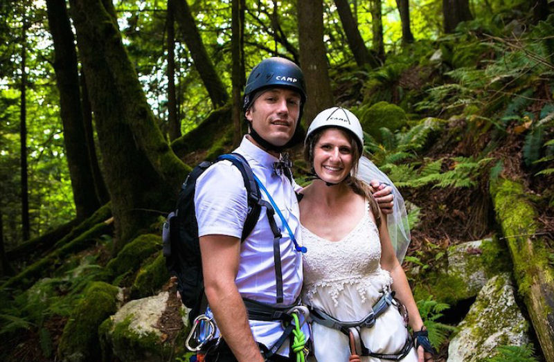 Casal aventureiro escala montanha para casar mais perto do cu 09