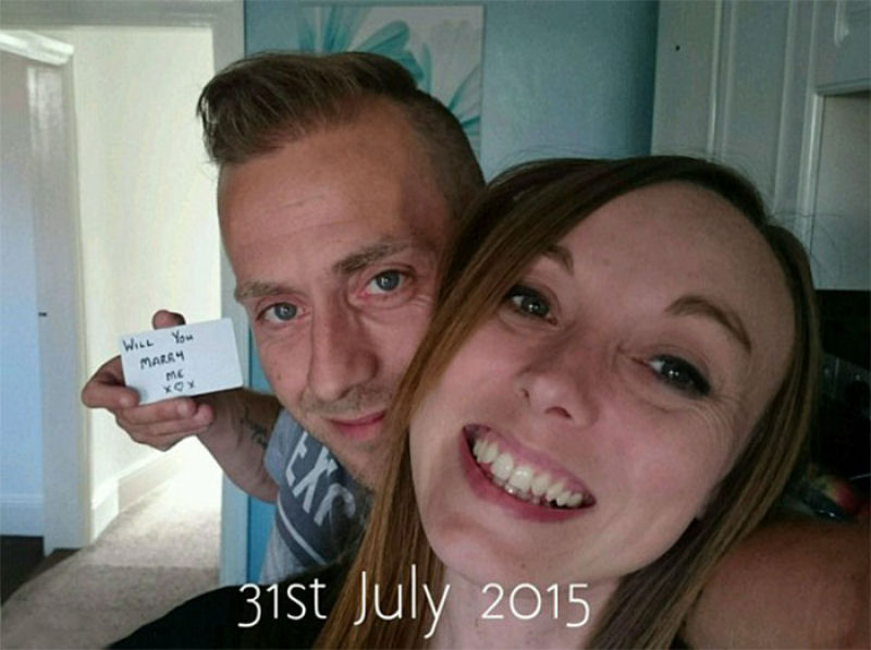 Durante meses este homem escondeu seu pedido de casamento em cada foto com sua noiva