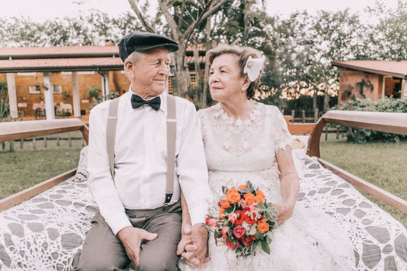 Casal finalmente tira fotos românticas de casamento após 60 anos juntos 01