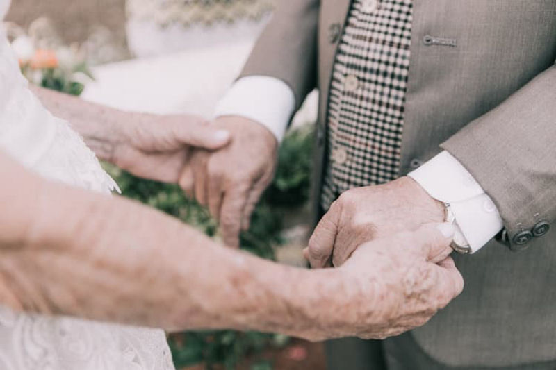 Casal finalmente tira fotos românticas de casamento após 60 anos juntos 05