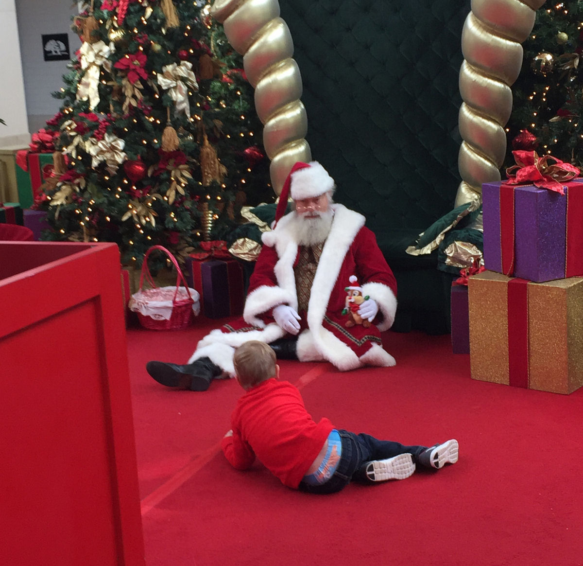 Papai Noel atendendo um menino autista comove a internet
