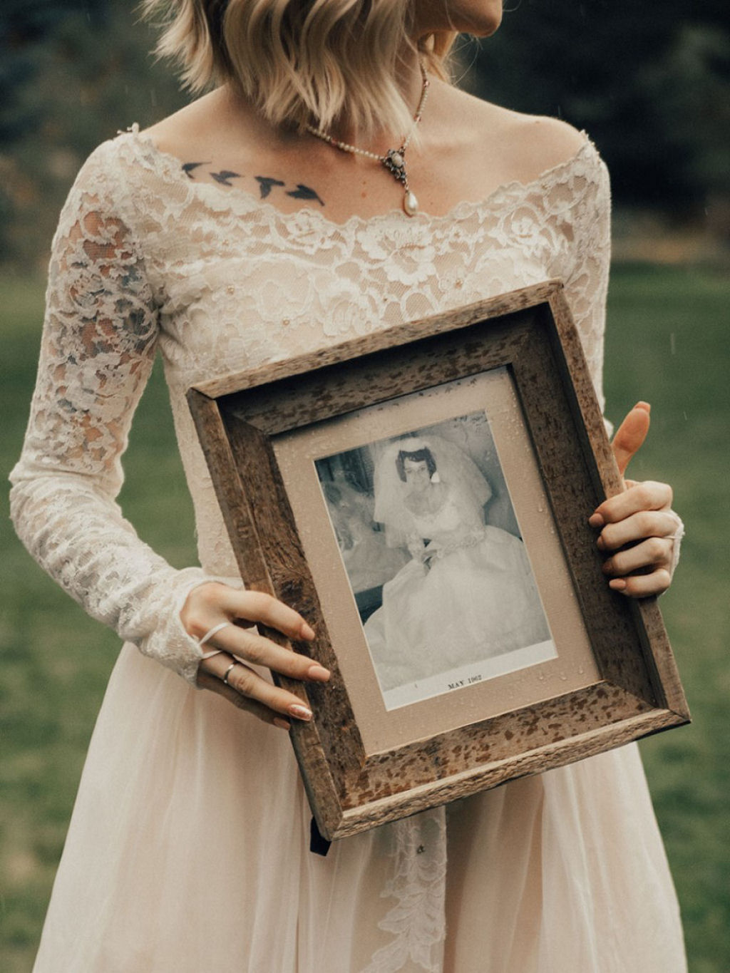 Noiva surpreende a avó vestindo seu vestido de noiva dos anos 60 03