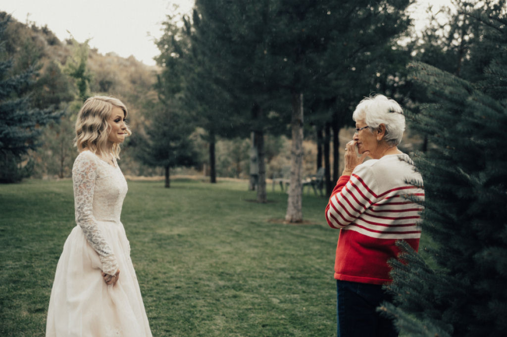 Noiva surpreende a avó vestindo seu vestido de noiva dos anos 60 04