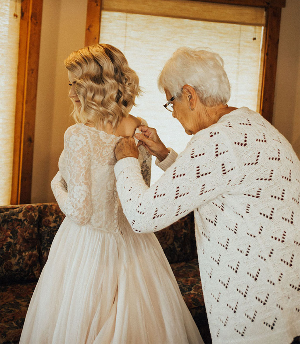 Noiva surpreende a avó vestindo seu vestido de noiva dos anos 60 06