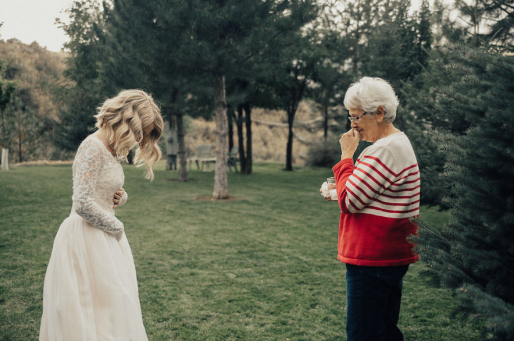 Noiva surpreende a avó vestindo seu vestido de noiva dos anos 60 07