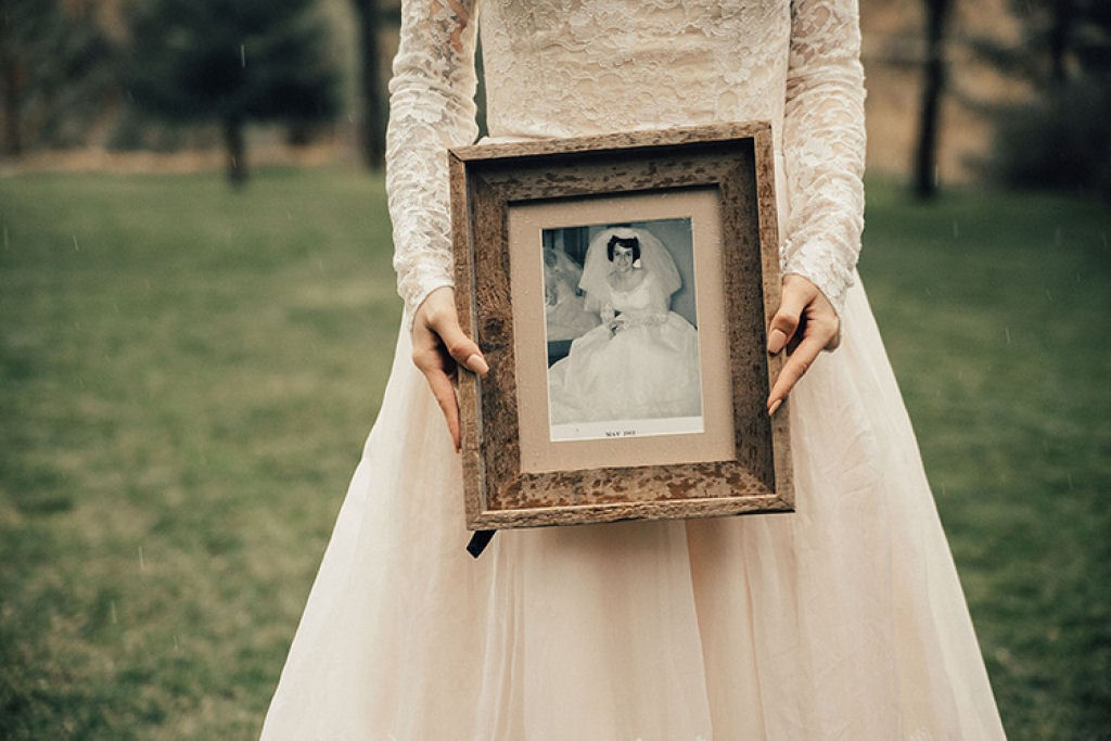 Noiva surpreende a avó vestindo seu vestido de noiva dos anos 60 13