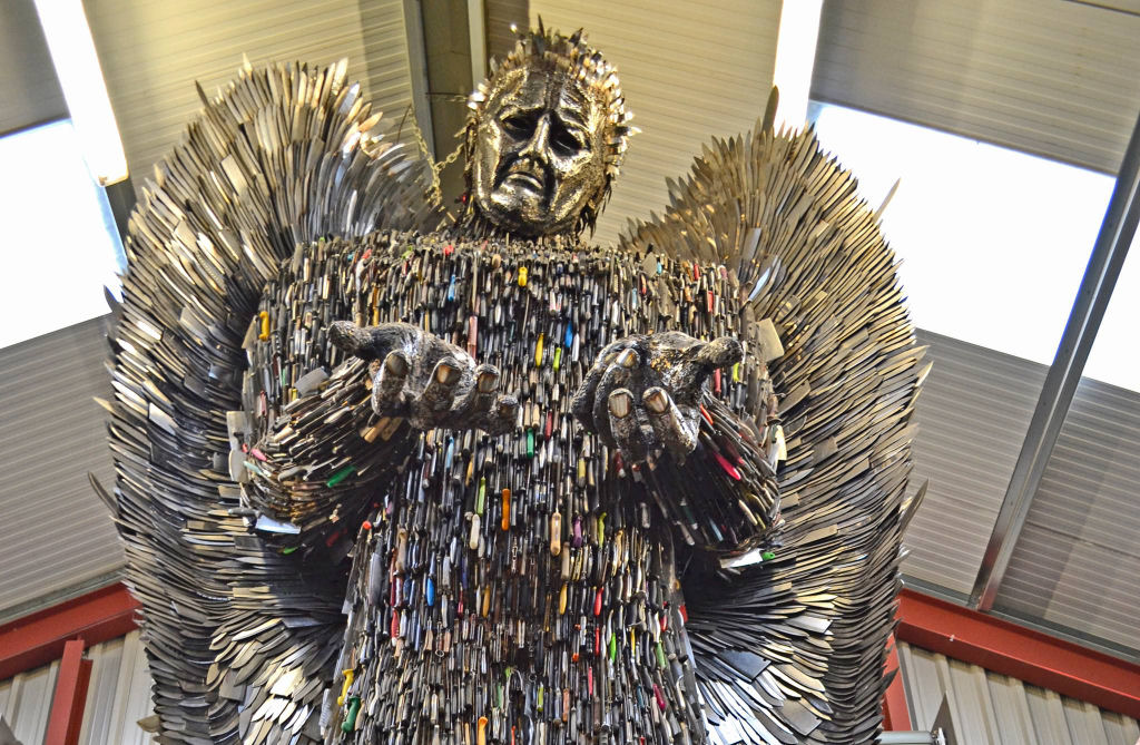 Anjo das Facas - uma escultura feita de 100.000 facas confiscadas pela polcia 01