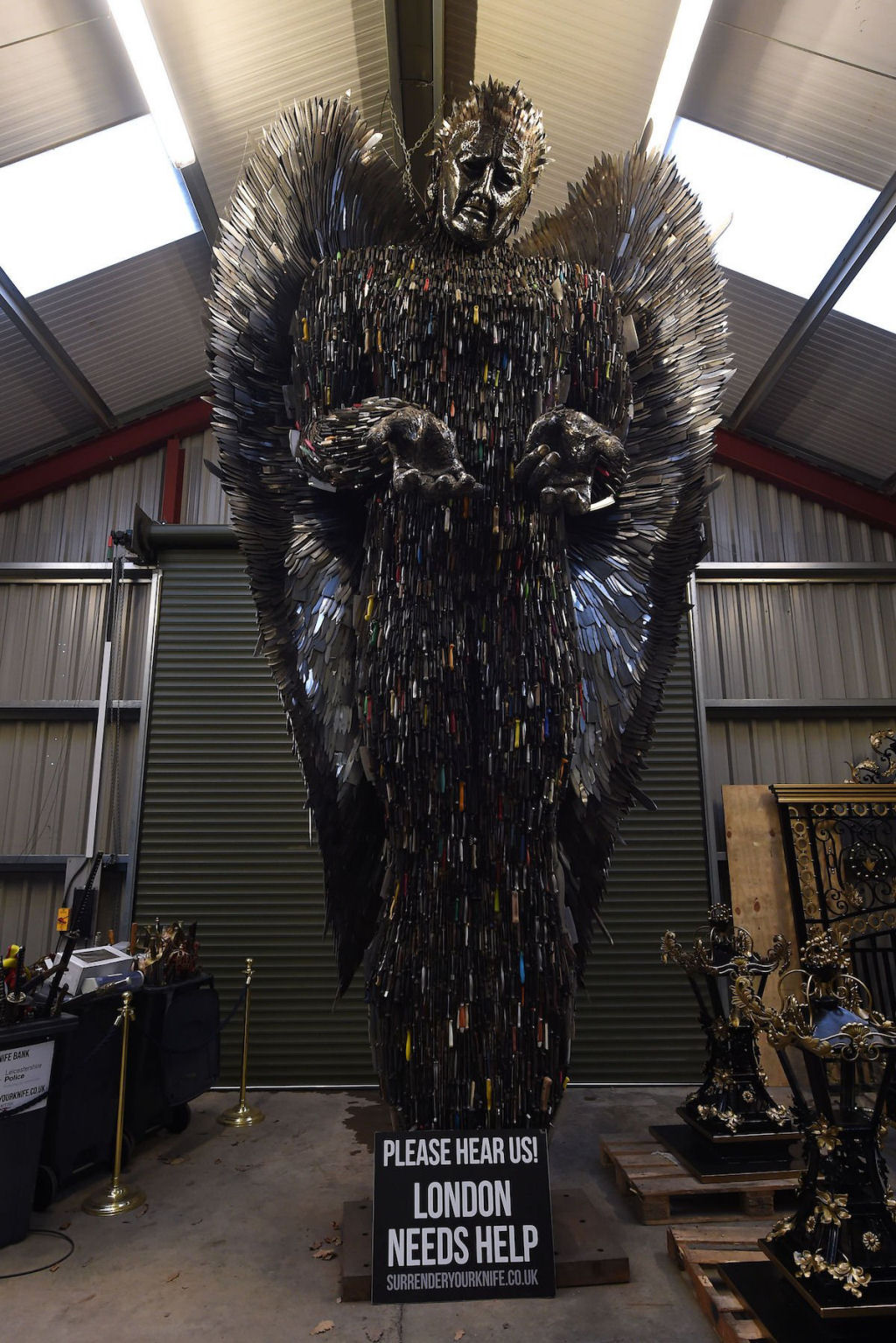 Anjo das Facas - uma escultura feita de 100.000 facas confiscadas pela polcia 02
