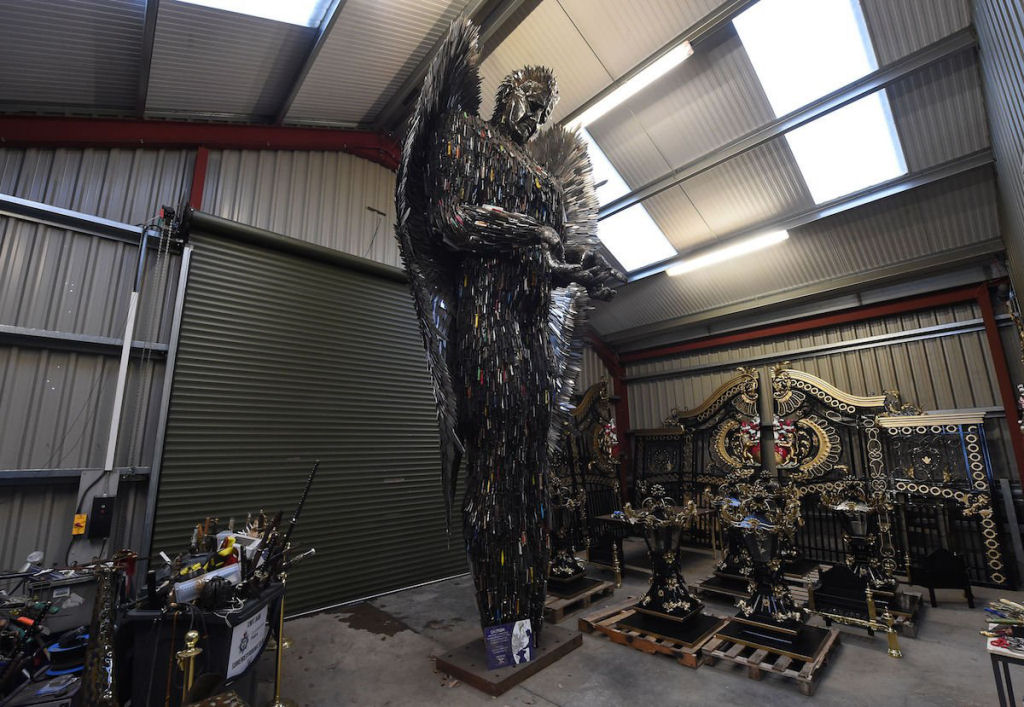 Anjo das Facas - uma escultura feita de 100.000 facas confiscadas pela polcia 03