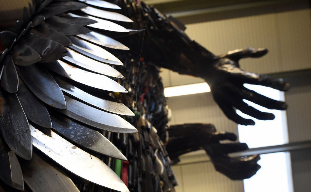 Anjo das Facas - uma escultura feita de 100.000 facas confiscadas pela polcia 05