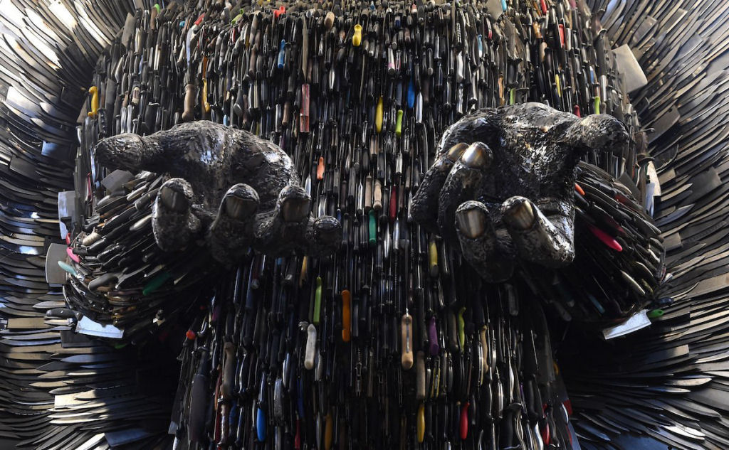 Anjo das Facas - uma escultura feita de 100.000 facas confiscadas pela polcia 06