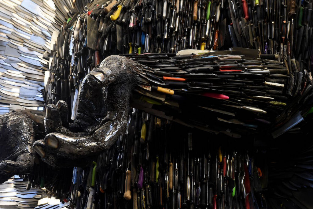 Anjo das Facas - uma escultura feita de 100.000 facas confiscadas pela polcia 07