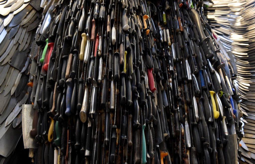 Anjo das Facas - uma escultura feita de 100.000 facas confiscadas pela polcia 09