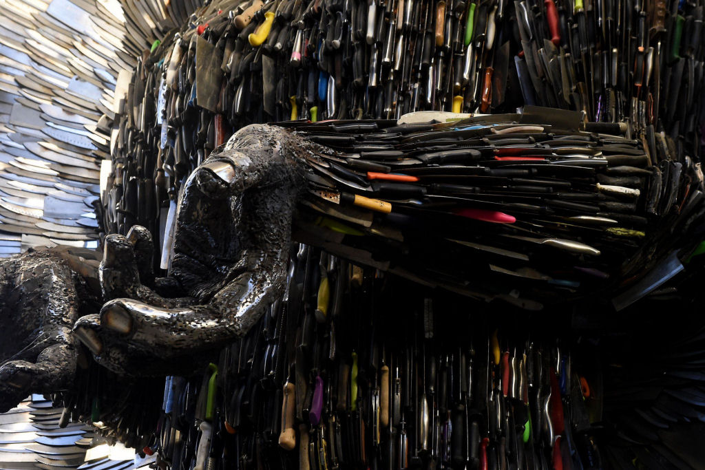 Anjo das Facas - uma escultura feita de 100.000 facas confiscadas pela polcia 10