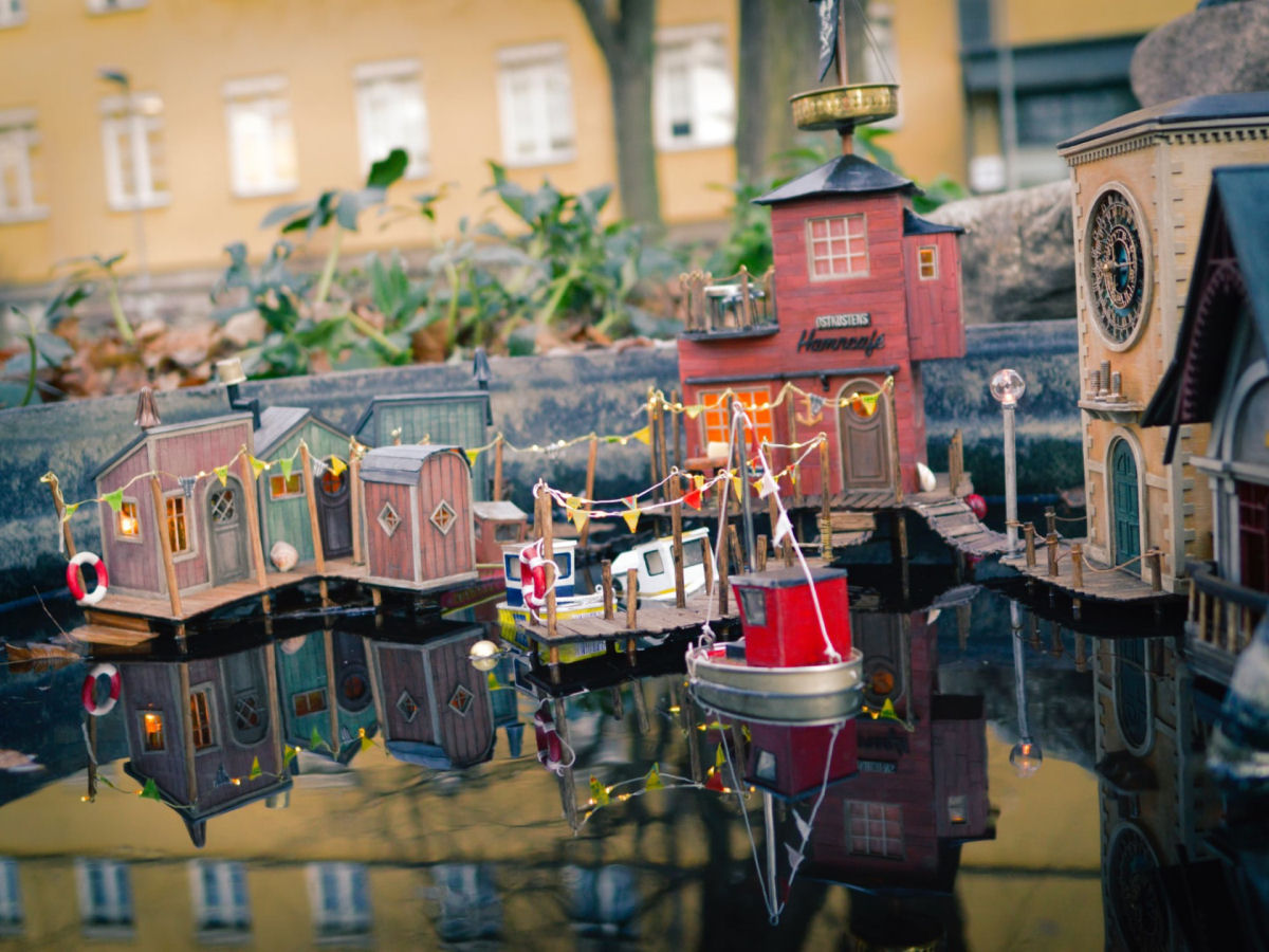 Coletivo anônimo continua decorando as cidades suecas com diminutas lojas para ratos 06