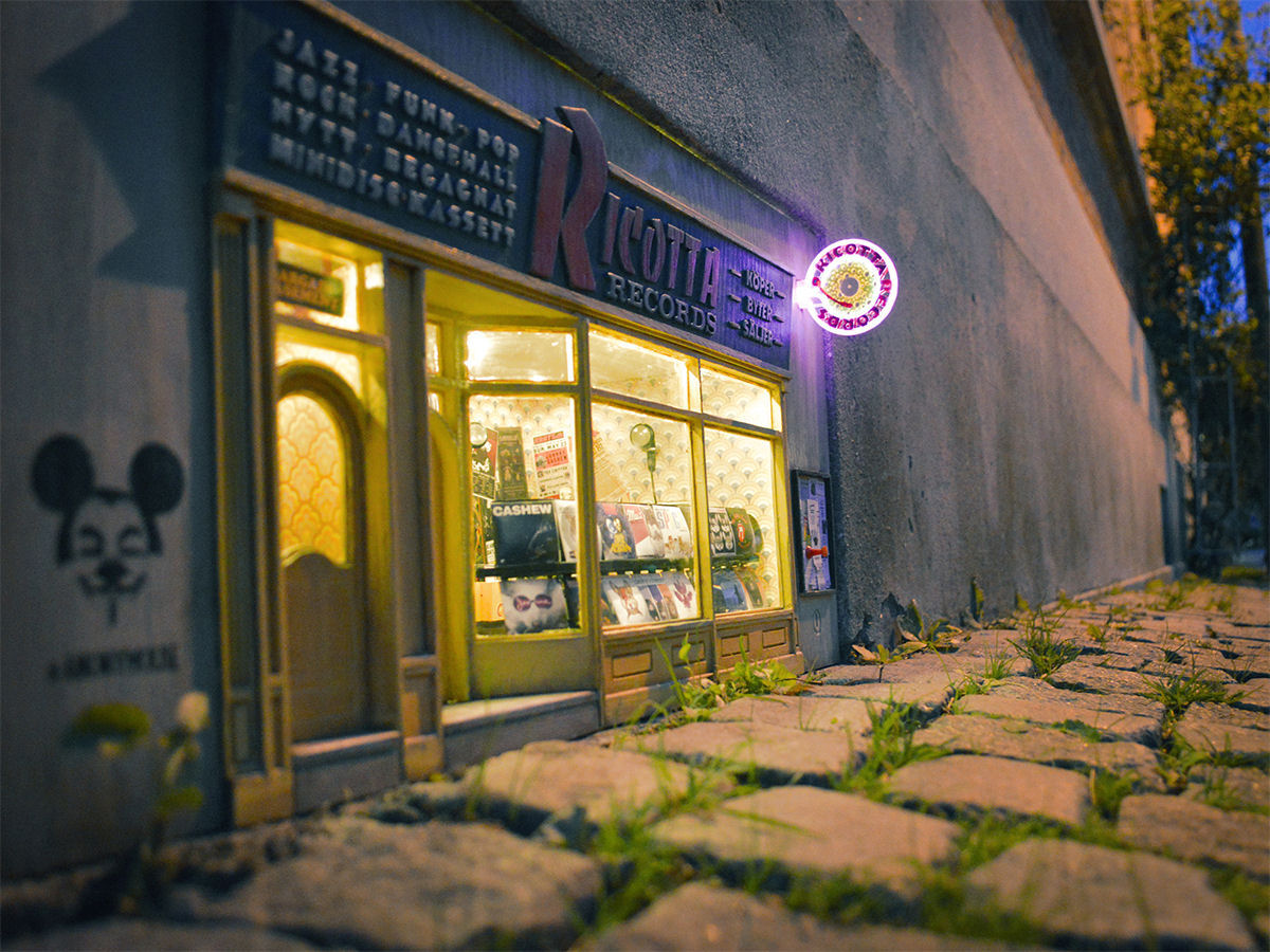 Coletivo anônimo continua decorando as cidades suecas com diminutas lojas para ratos 12