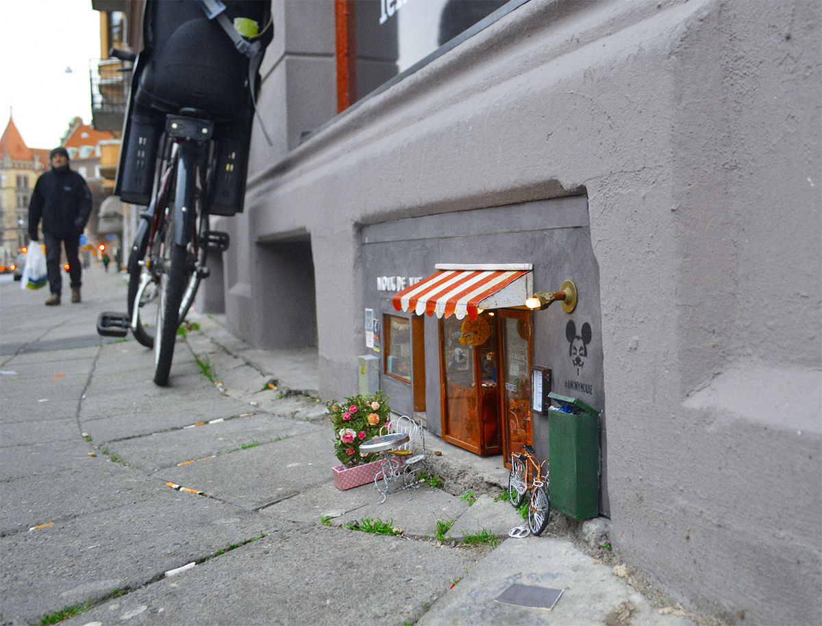 Há anos alguém vem decorando as cidades suecas com diminutas lojas para ratos 02