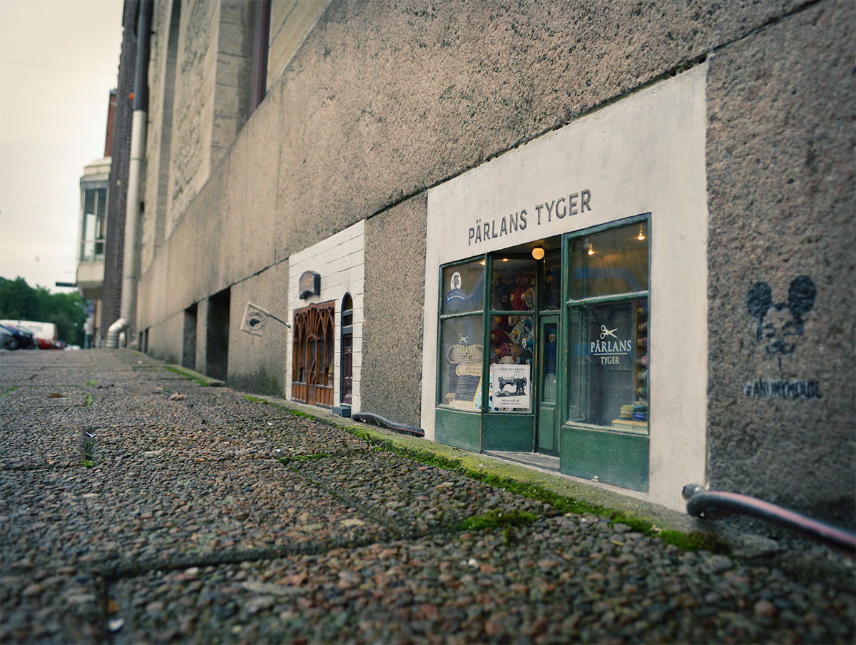 Há anos alguém vem decorando as cidades suecas com diminutas lojas para ratos 04