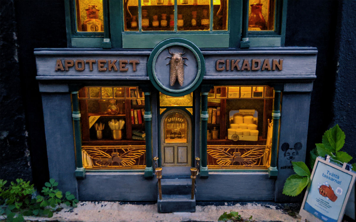 Há anos alguém vem decorando as cidades suecas com diminutas lojas para ratos 06
