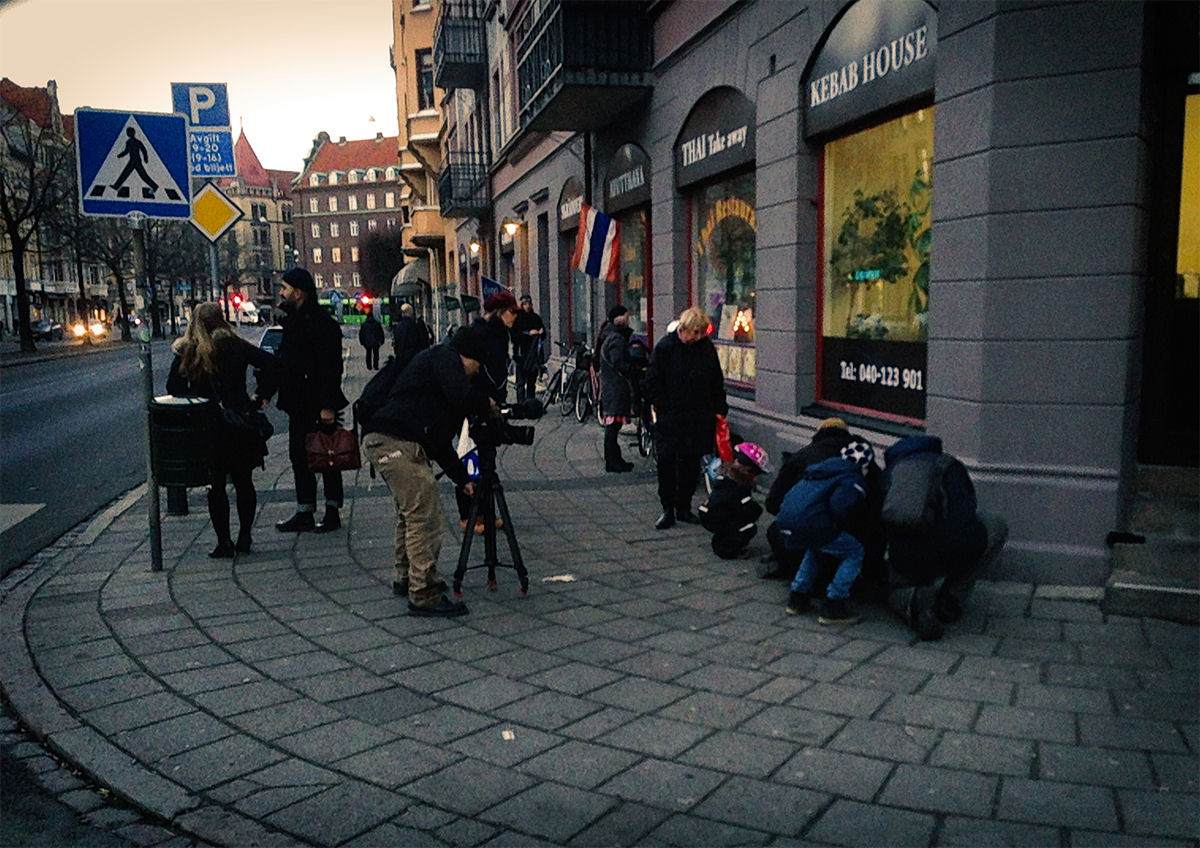Há anos alguém vem decorando as cidades suecas com diminutas lojas para ratos 10