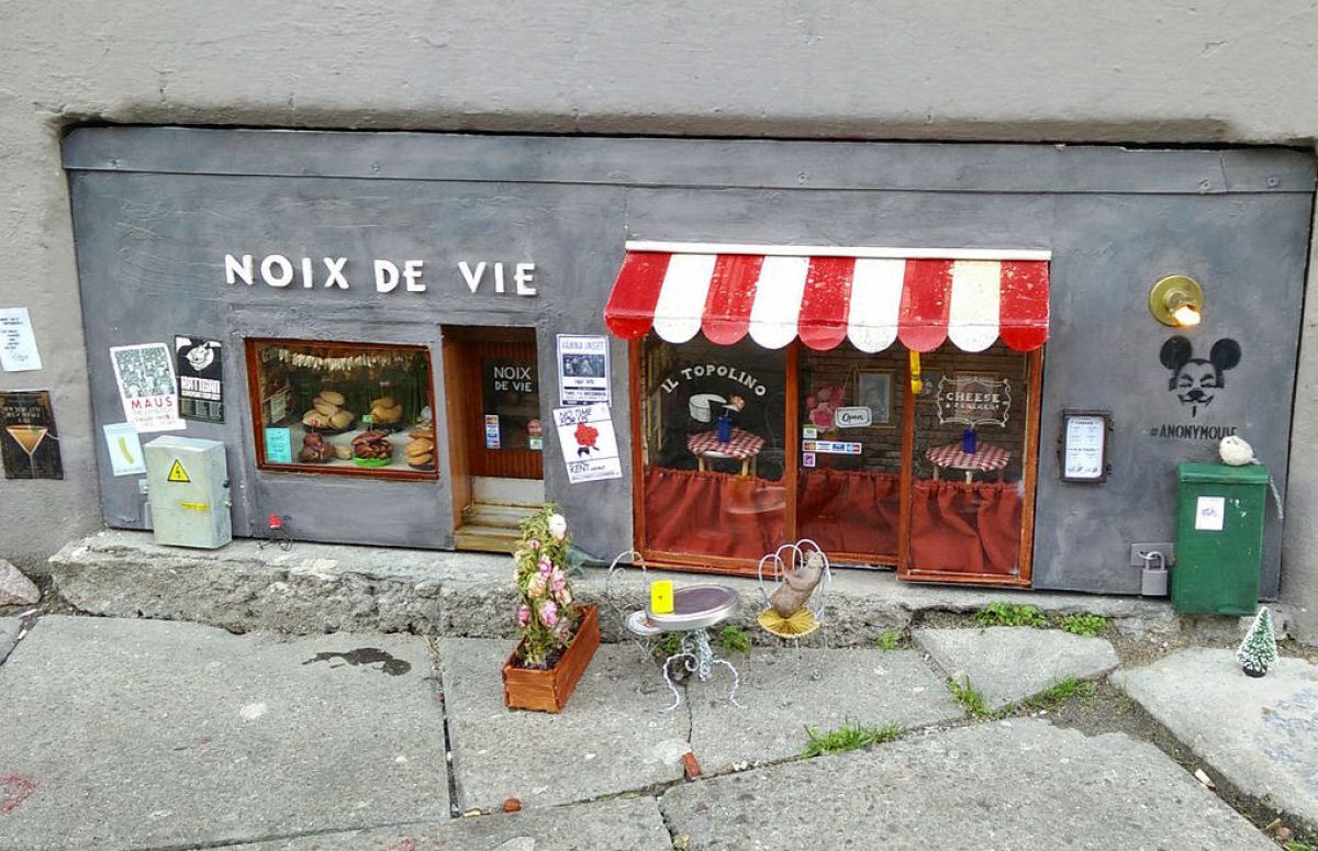 Há anos alguém vem decorando as cidades suecas com diminutas lojas para ratos 12