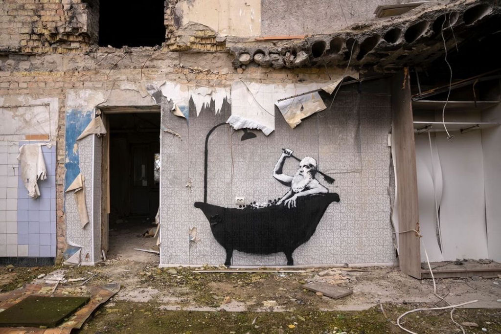 Novas obras de Banksy surgem em meio  destruio na Ucrnia 01