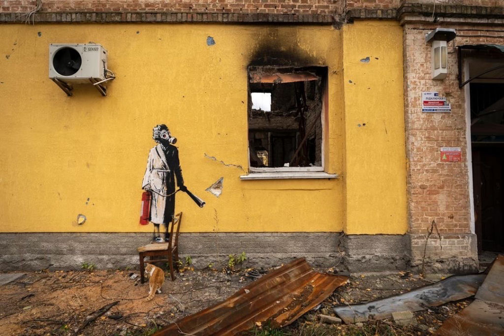 Novas obras de Banksy surgem em meio  destruio na Ucrnia 02