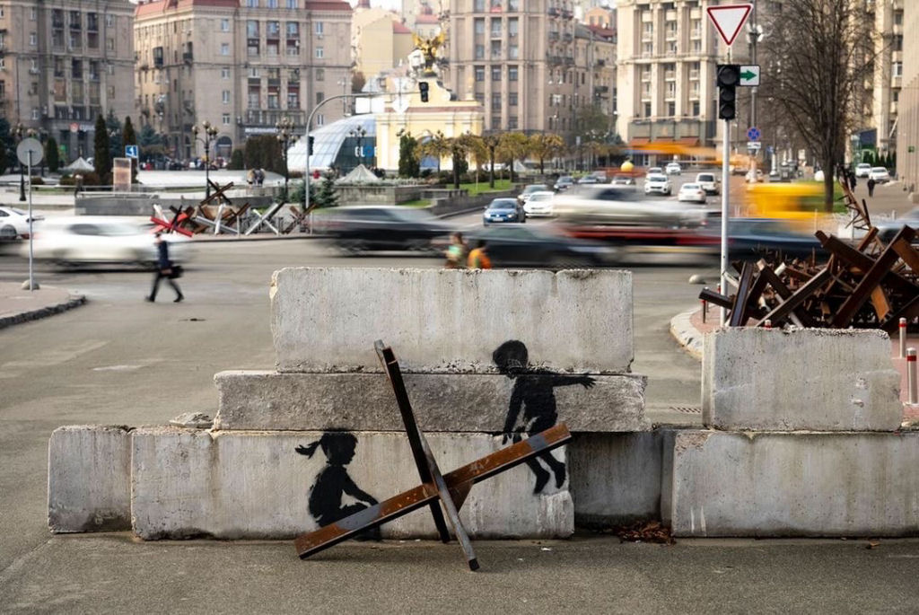 Novas obras de Banksy surgem em meio  destruio na Ucrnia 04