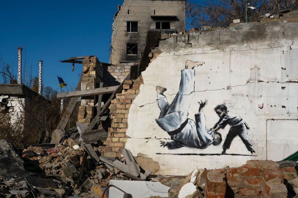 Novas obras de Banksy surgem em meio  destruio na Ucrnia 05