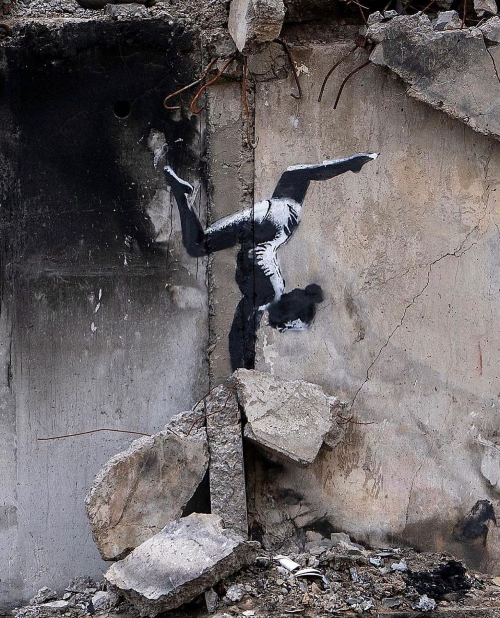 Novas obras de Banksy surgem em meio  destruio na Ucrnia 06