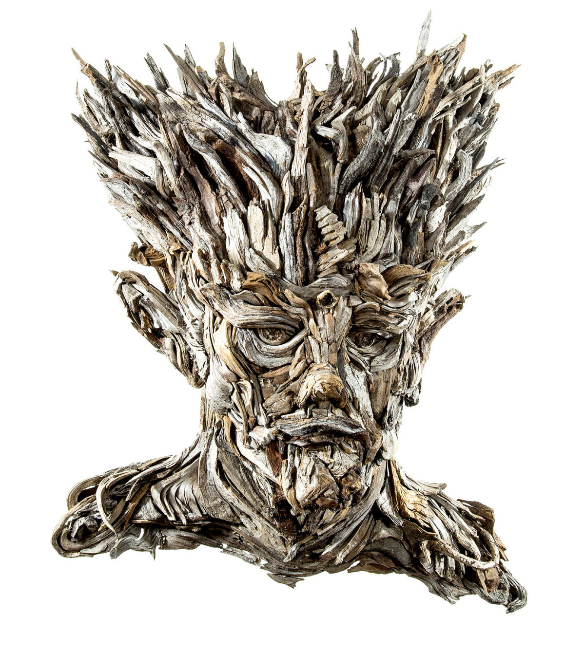 Faces retorcidas emergem de retratos esculturais feitos com restos de madeira 01