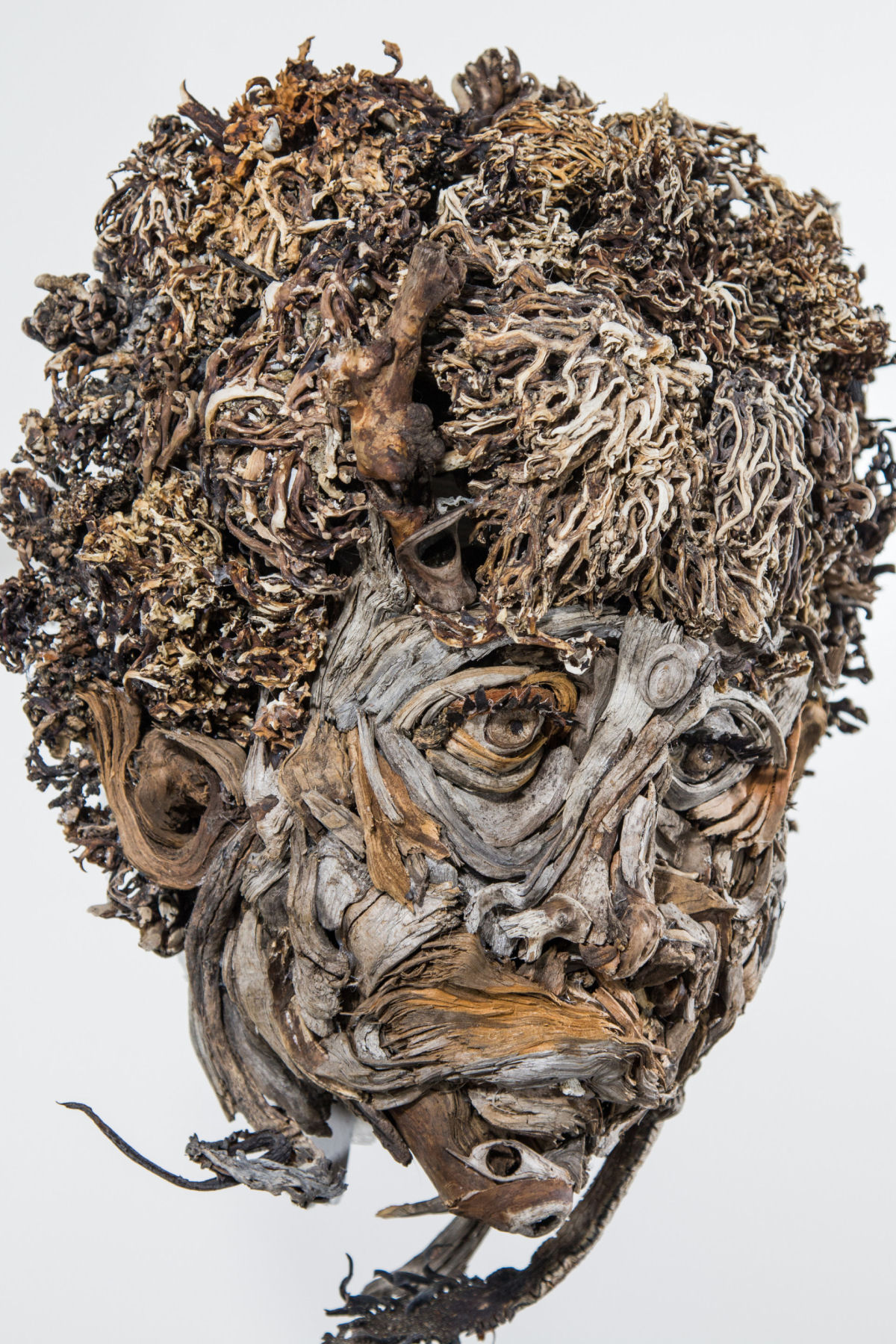 Faces retorcidas emergem de retratos esculturais feitos com restos de madeira 08
